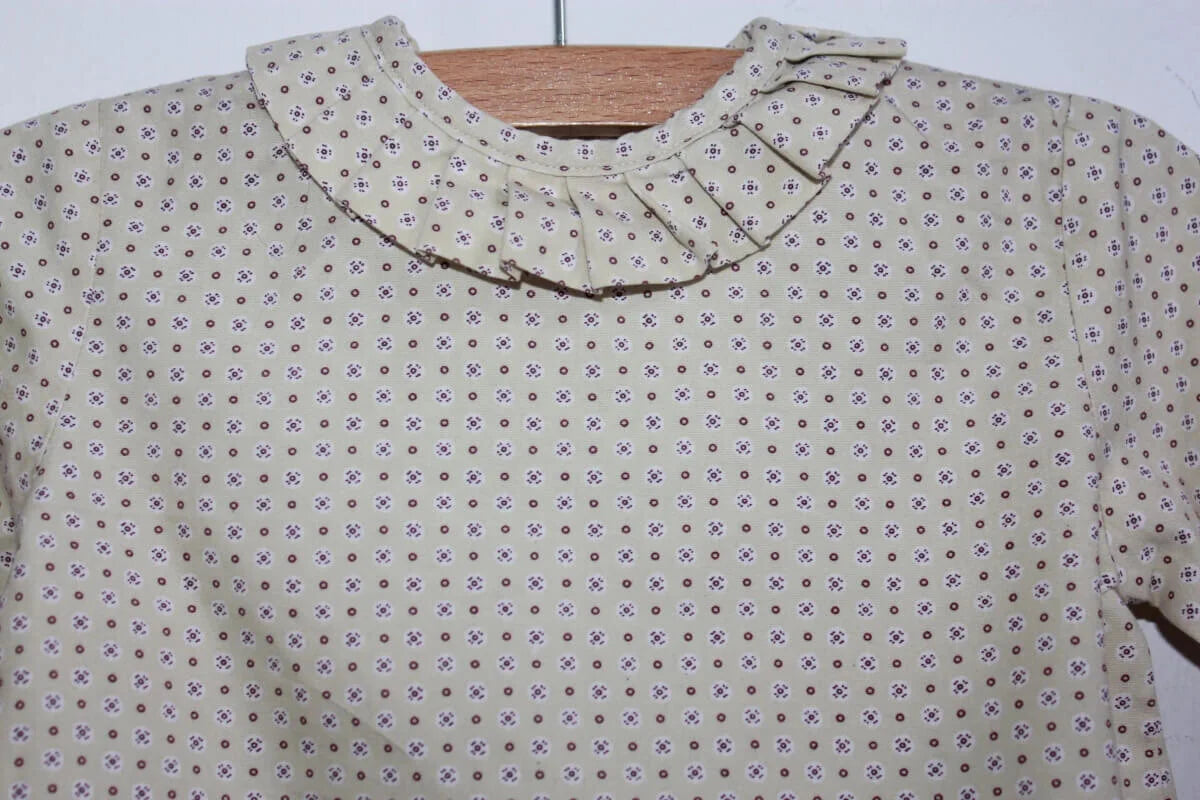 tweedehands-beige-blouse-lange-mouwen-volantkraagje-maat-74-baby-meisje-neck-neck