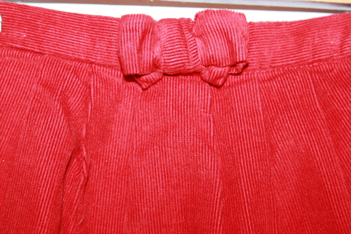 tweedehands ribfluwelen rode korte broek met strikje in de taille maat 56 voor een baby meisje van jacadi