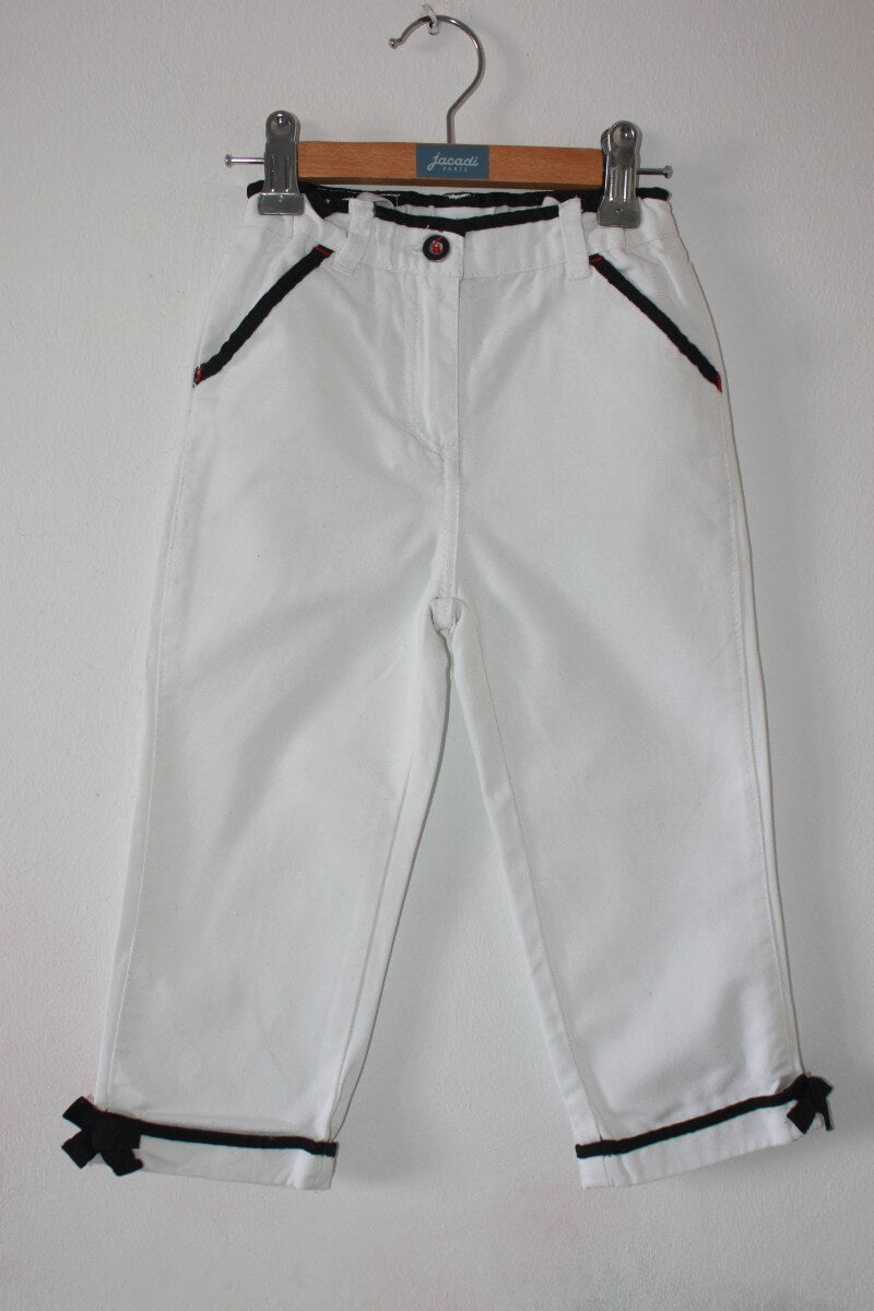 tweedehands witte katoenen lange broek met donkerblauwe accenten in maat 98 voor een meisje van jacadi