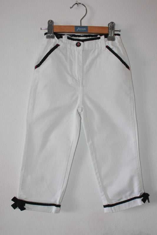 tweedehands witte katoenen lange broek met donkerblauwe accenten in maat 98 voor een meisje van jacadi