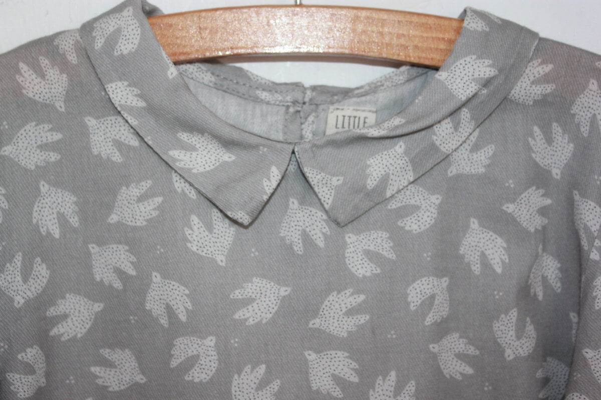 tweedehands grijs en witte katoenen blouse met vogels en lange mouwen in maat 116 voor een meisje van little celebs