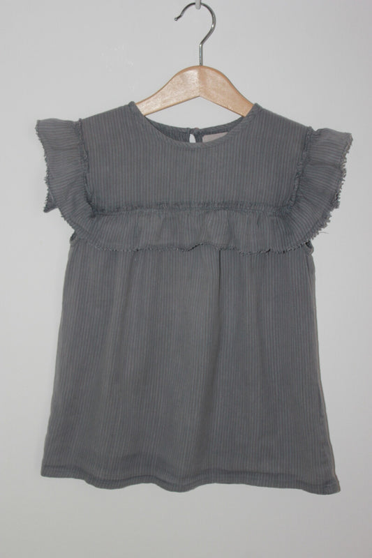 tweedehands katoenen grijze gestreepte zomerse blouse met korte mouwen en volants van Merveilles in maat 122 