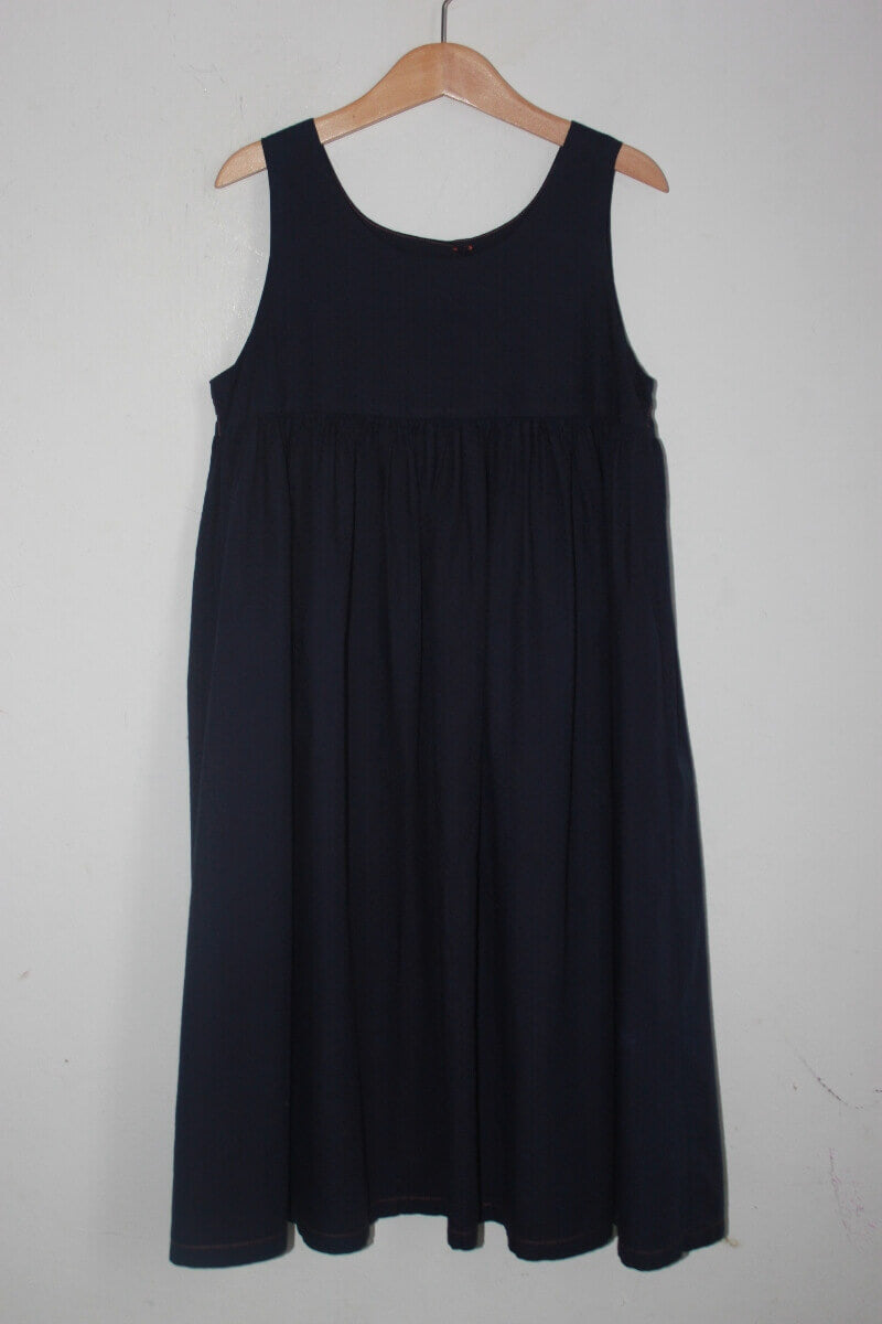 tweedehands katoenen zomerse mouwloze donkerblauwe jurk in maat 140 van petit bateau
