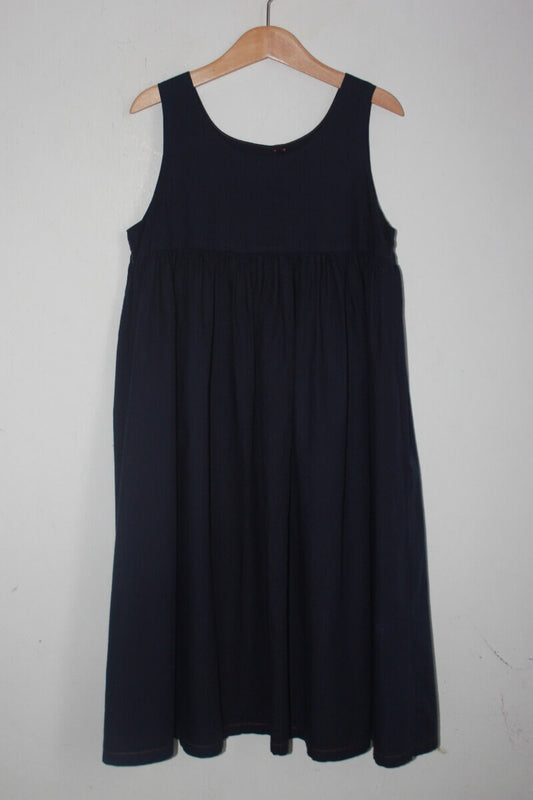 tweedehands katoenen zomerse mouwloze donkerblauwe jurk in maat 140 van petit bateau