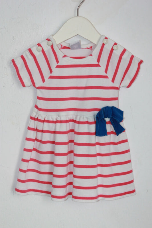 tweedehands katoenen roze en witte gestreepte zomerse jurk met korte mouwen en blauwe strik in maat 62 van Petit Bateau