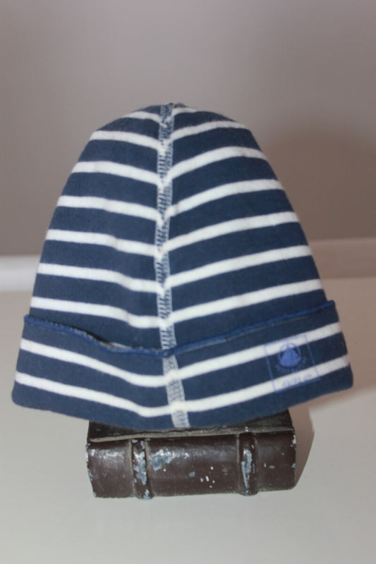 tweedehands unisex donkerblauw met wit gestreepte muts van petit bateau in maat 6 maanden