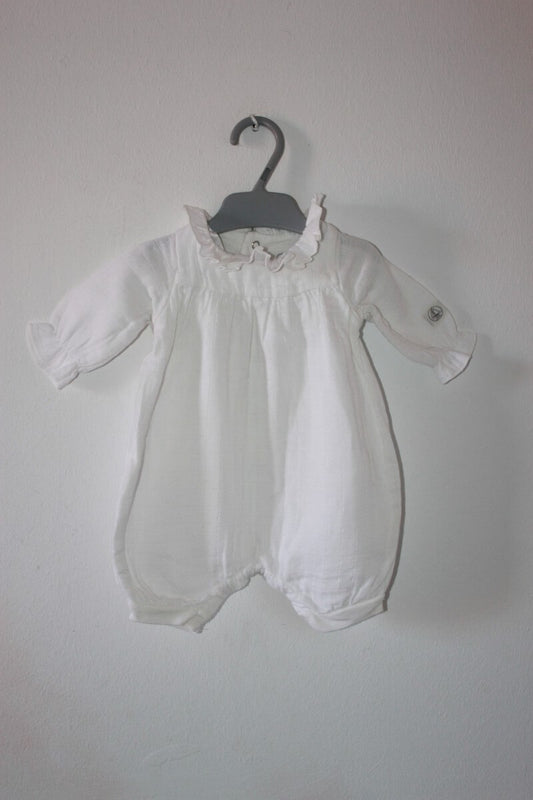 tweedehands katoenen witte playsuit met lange mouwen en volantkraagje van petit bateau in maat 56 voor een baby meisje