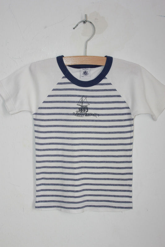 tweedehands katoenen wit en blauw gestreept shirtje met korte mouwen in maat 92 voor een jongen van Petit Bateau