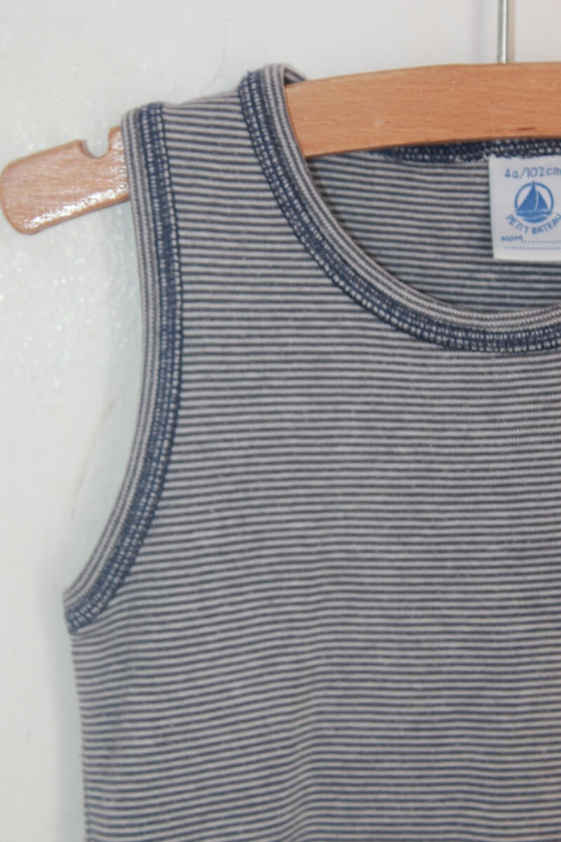 tweedehands katoenen blauw met creme mouwloos shirtje in maat 98 voor een meisje van petit bateau