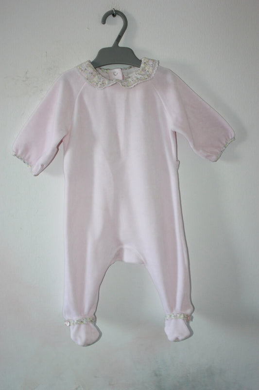 tweedehands lichtroze velours playsuit met gebloemd volantkraagje in maat 62 voor een baby meisje van jacadi