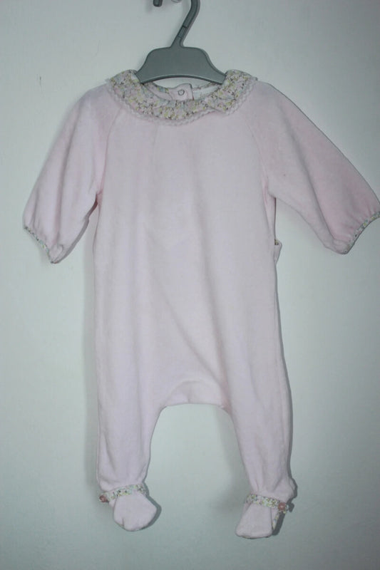 tweedehands roze velours playsuit met gebloemd volantkraagje in maat 56 voor een baby meisje van jacadi