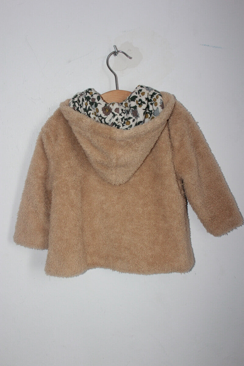tweedehands beige fake fur jas met gebloemde voering en capuchon in maat 80 voor een baby meisje van rylee + cru