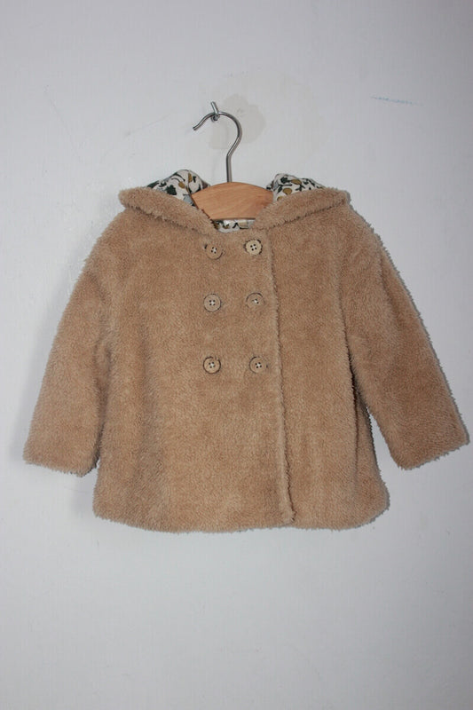 tweedehands beige fake fur jas met gebloemde voering en capuchon in maat 80 voor een baby meisje van rylee + cru