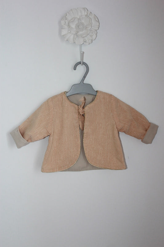 tweedehands beige met goud en ecru gestreept vestje in maat 62 voor een baby meisje