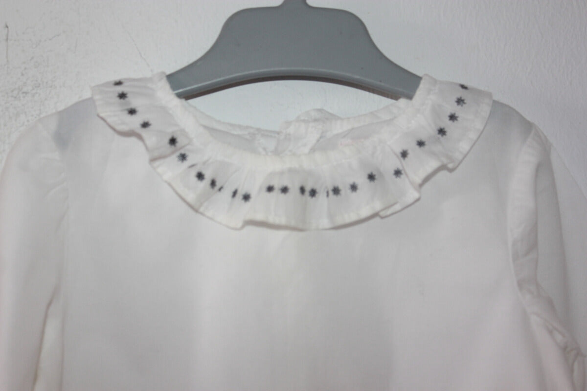 tweedehands-witte-blouse-lange-mouwen-volantkraag-grijze-sterren-maat-68-baby-meisje-gocco