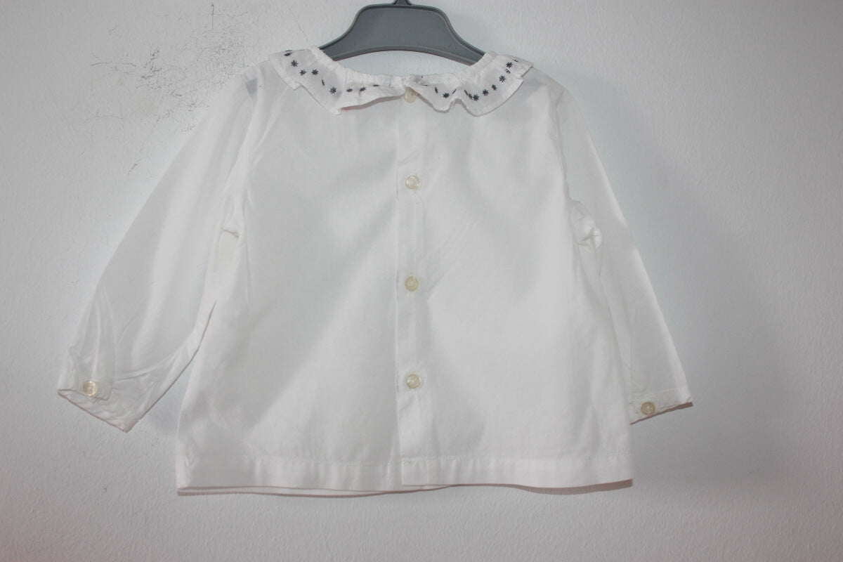 tweedehands-witte-blouse-lange-mouwen-volantkraag-grijze-sterren-maat-68-baby-meisje-gocco