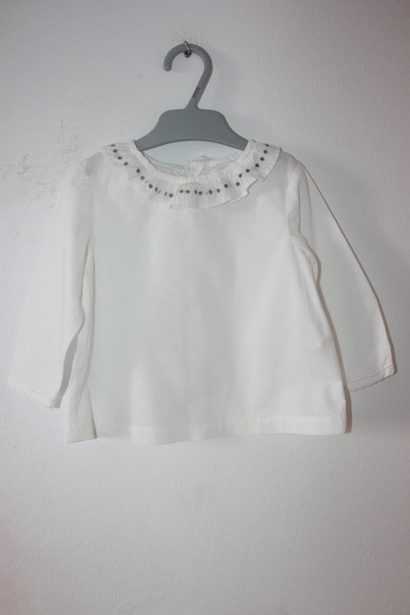 tweedehands-witte-blouse-lange-mouwen-volantkraag-grijze-sterren-maat-68-baby-meisje-gocco