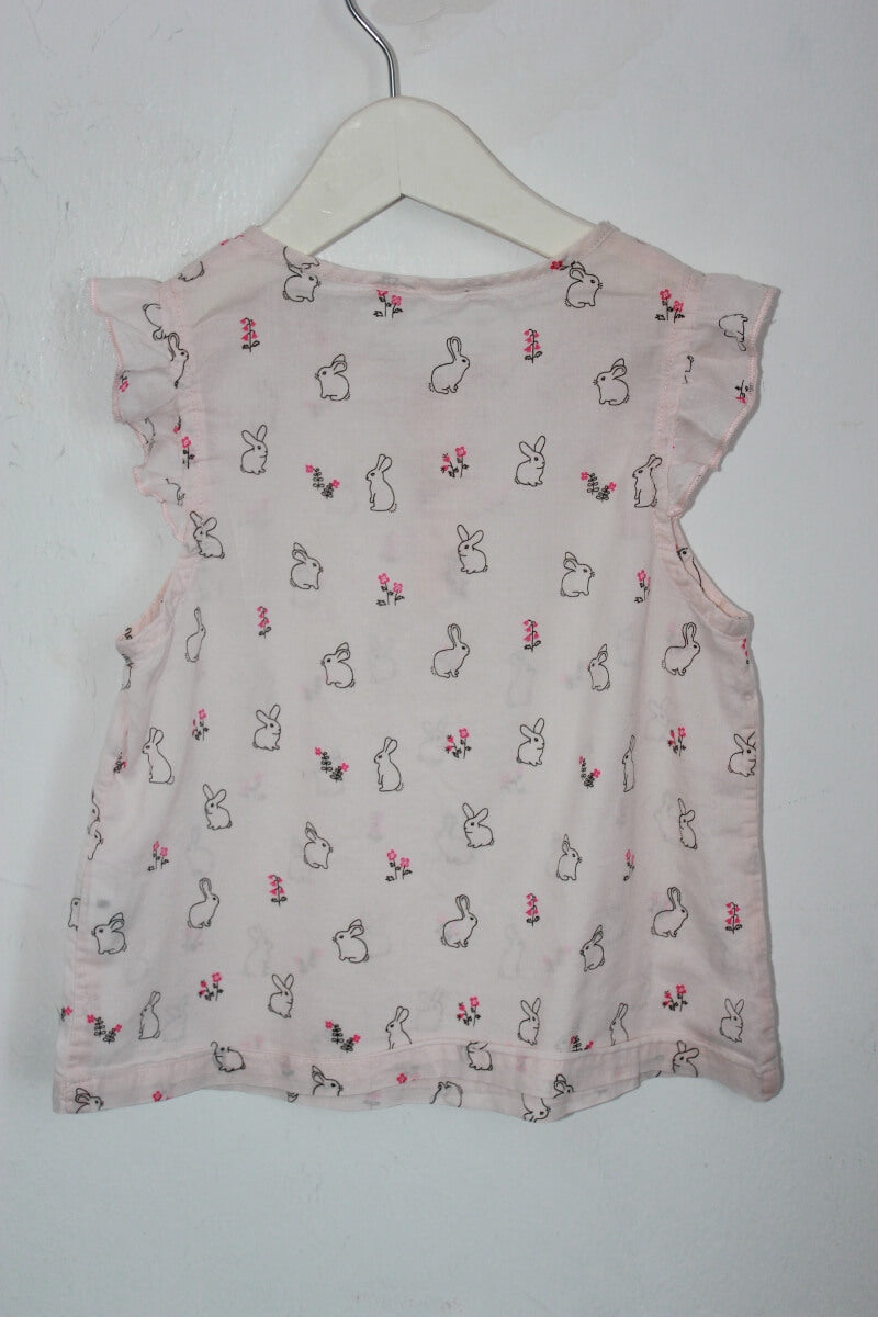 tweedehands zomerse lichtroze pyjama  met konijntjes in maat 98-104 van monoprix