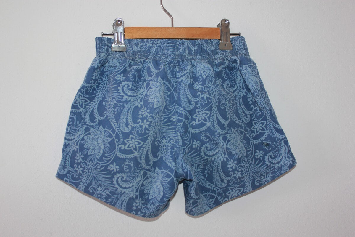 tweedehands-blauwe-zwemshort-paisleymotief-maat-116-jongen-unit