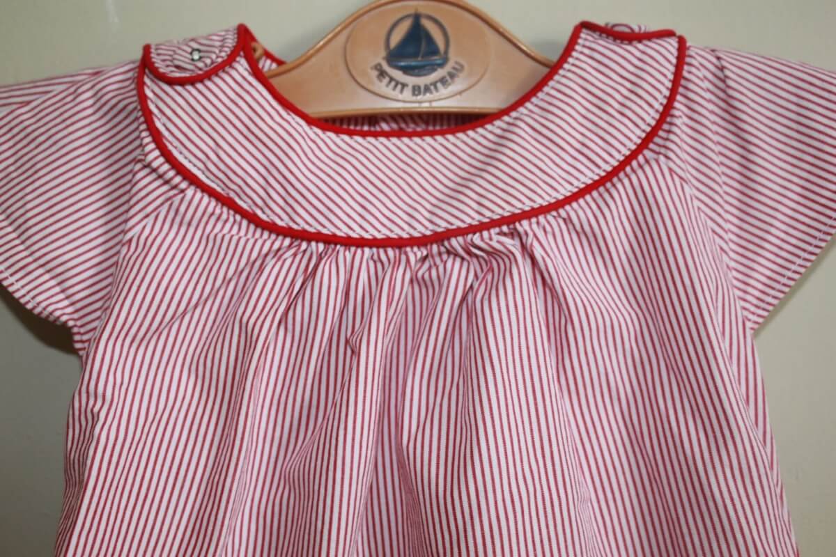 tweedehands katoenen rood met wit gestreepte blouse met korte mouwen van jacadi in maat 68 voor een baby meisje