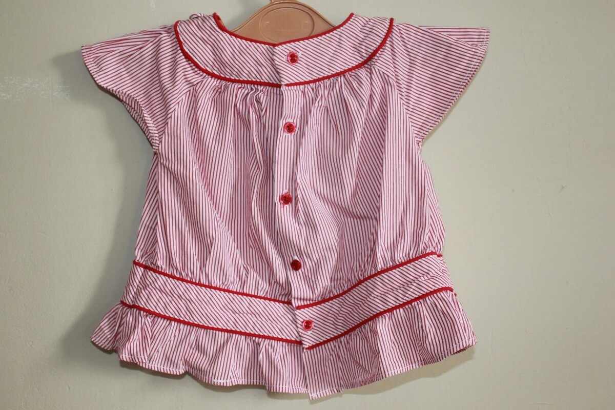 tweedehands katoenen rood met wit gestreepte blouse met korte mouwen van jacadi in maat 68 voor een baby meisje