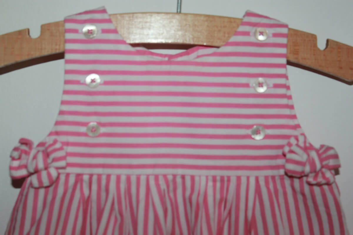 tweedehands katoenen zomerse mouwloze roze met wit gestreepte jurk van jacadi in maat 62