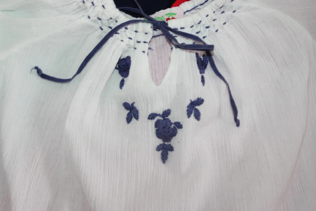 tweedehands katoenen witte zomerse blouse met blauwe geborduurde bloemen en lange mouwen van bonpoint maat 74 