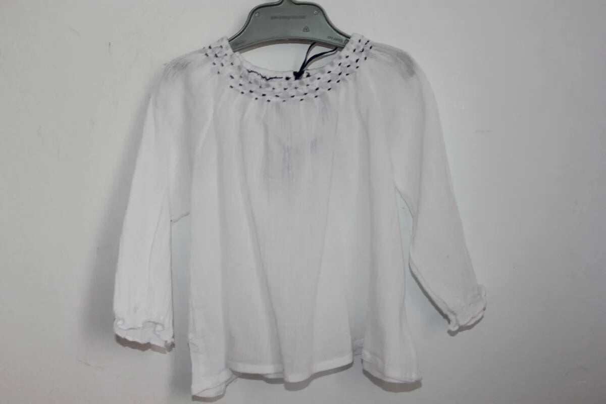tweedehands katoenen witte zomerse blouse met blauwe geborduurde bloemen en lange mouwen van bonpoint maat 74 