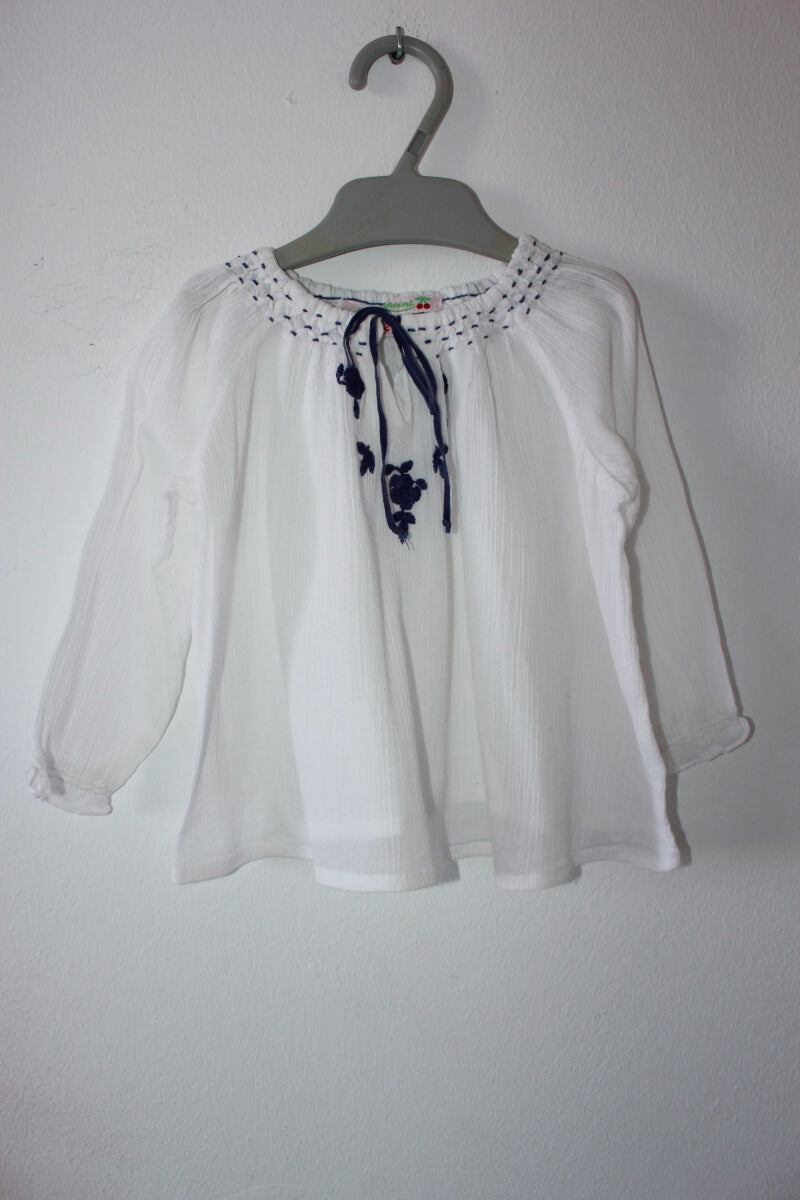 tweedehands katoenen witte zomerse blouse met blauwe geborduurde bloemen en lange mouwen van bonpoint maat 74 