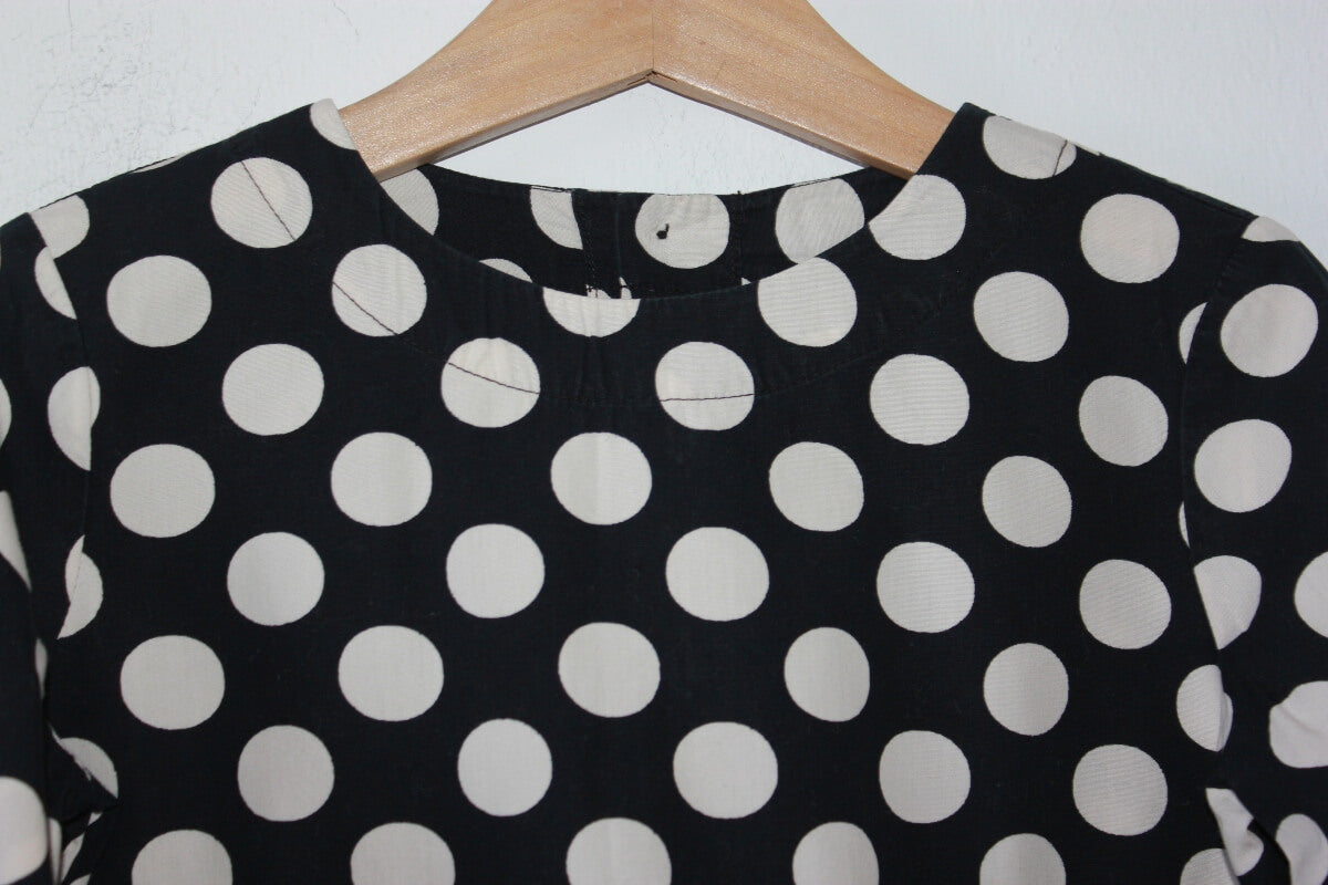 tweedehands zwarte katoenen blouse met ecru stippen en lange mouwen van bonpoint in maat 110-116