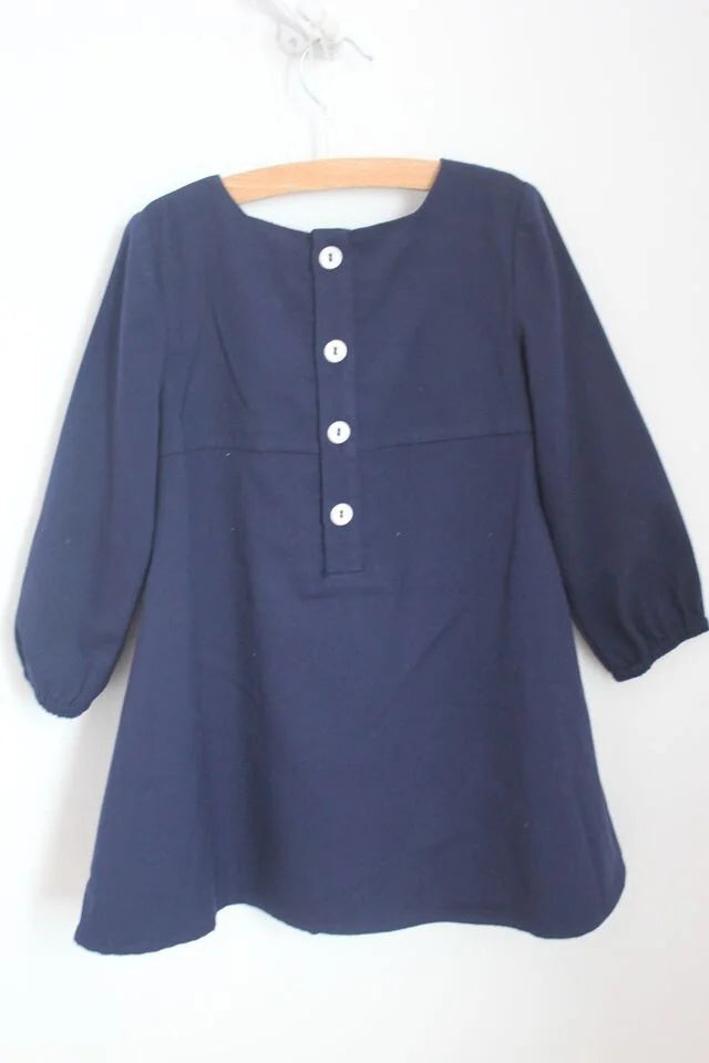 donkerblauwe-jurk-geborduurde-bloemen-lange-mouwen-carrement-beau-maat-104