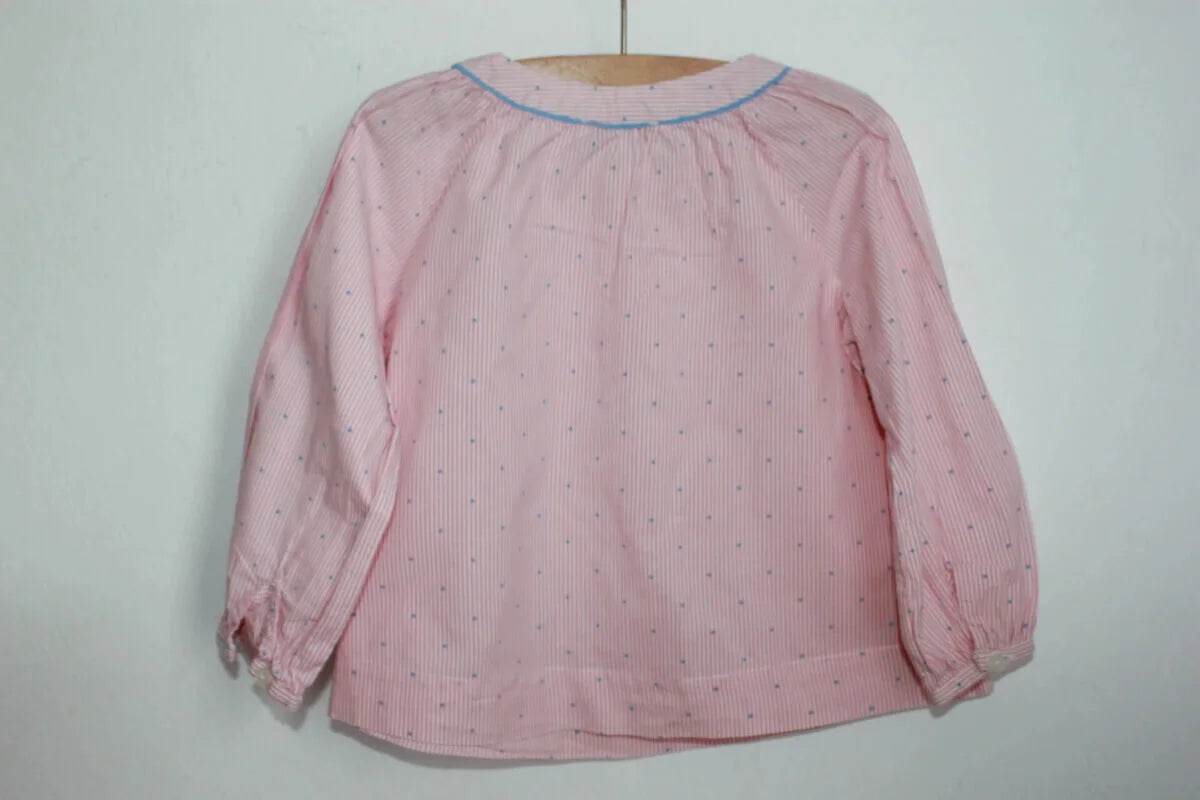 tweedehands koraalroze met wit en lichtblauwe katoenen blouse met lange mouwen van jacadi in maat 86 voor een baby meisje