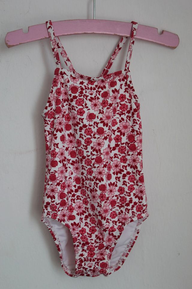 tweedehands roze met wit gebloemd badpak van jacadi in maat 80