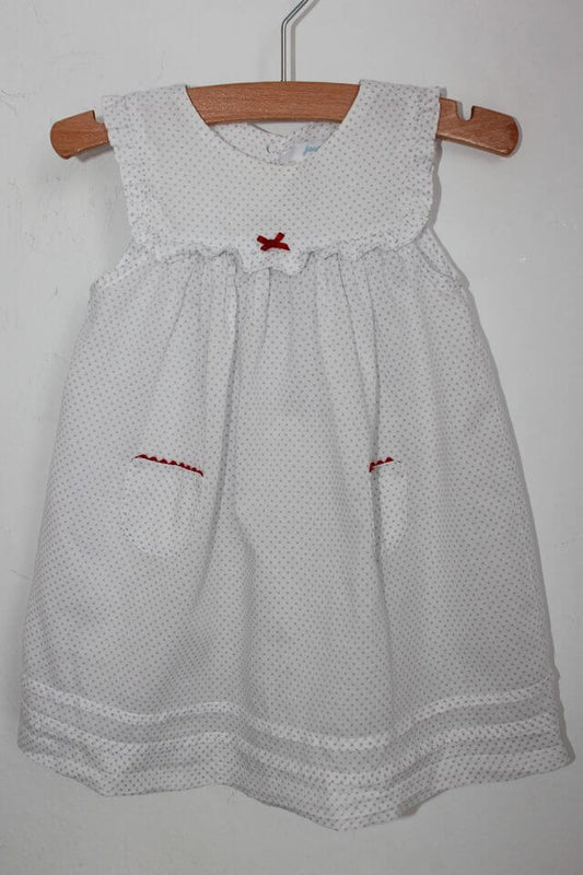 tweedehands katoenen zomerse witte mouwloze jurk met grijze stipjes en bijbehorende bloomer van jacadi in maat 68
