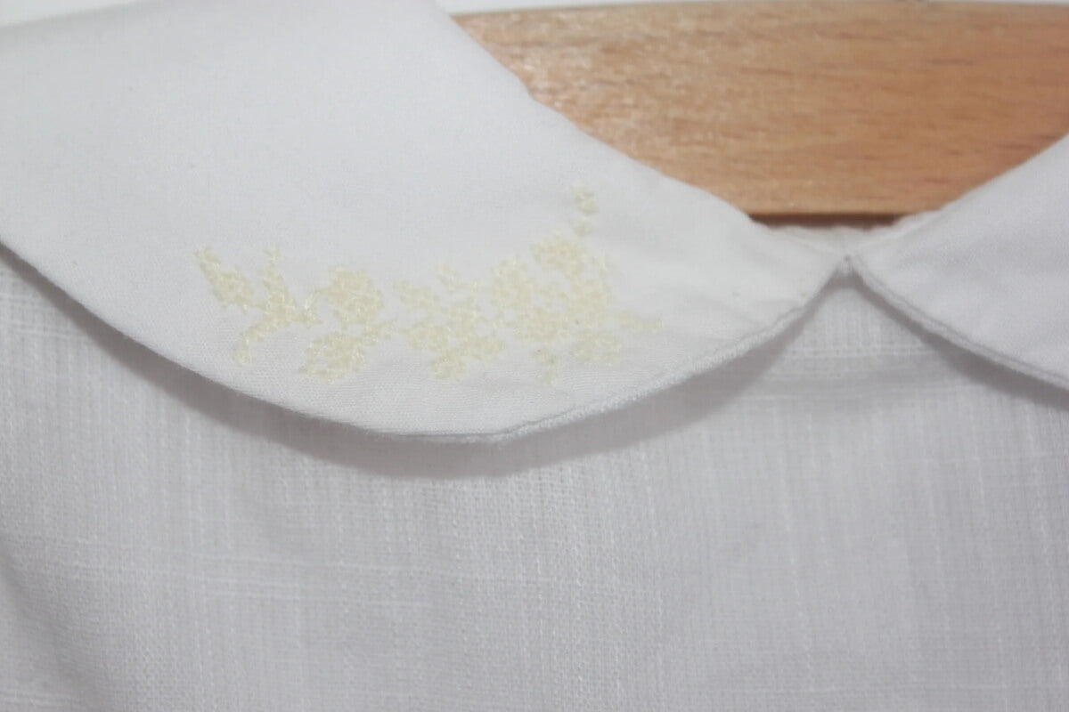 tweedehands katoenen zomerse witte jurk met creme details en korte mouwen van jacadi in maat 68