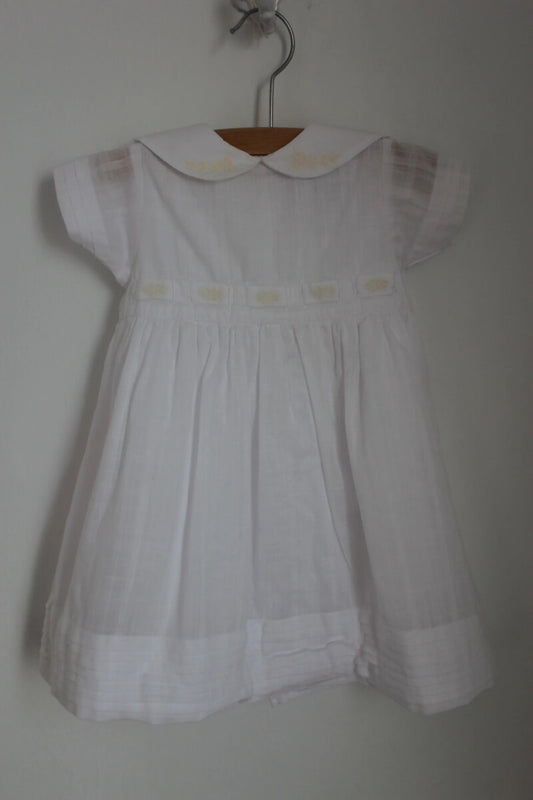 tweedehands katoenen zomerse witte jurk met creme details en korte mouwen van jacadi in maat 68