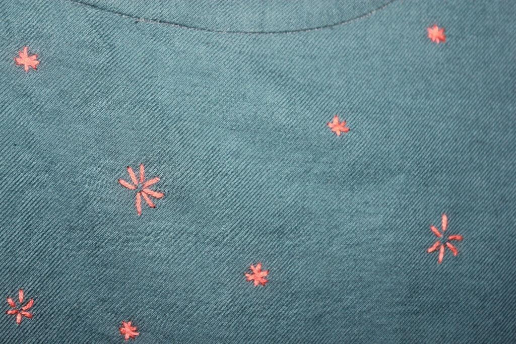 preloved katoenen donkergrijze jurk met koraalrode details en lange mouwen van bonpoint, maat 110-116