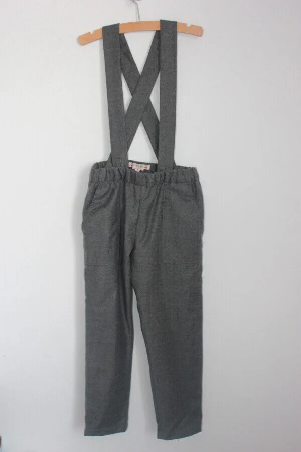 tweedehands grijze wollen lange broek met schouderbanden van bonpoint, maat 110-116 voor een meisje
