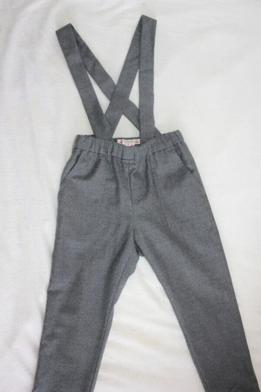 tweedehands grijze wollen lange broek met schouderbanden van bonpoint, maat 110-116 voor een meisje