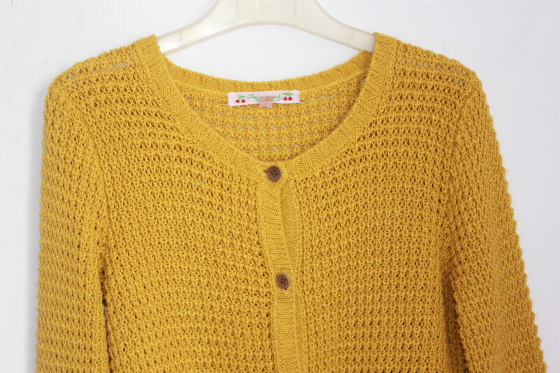 tweedehands mosterdgeel ajour vest in maat 122-128 voor een meisje van bonpoint