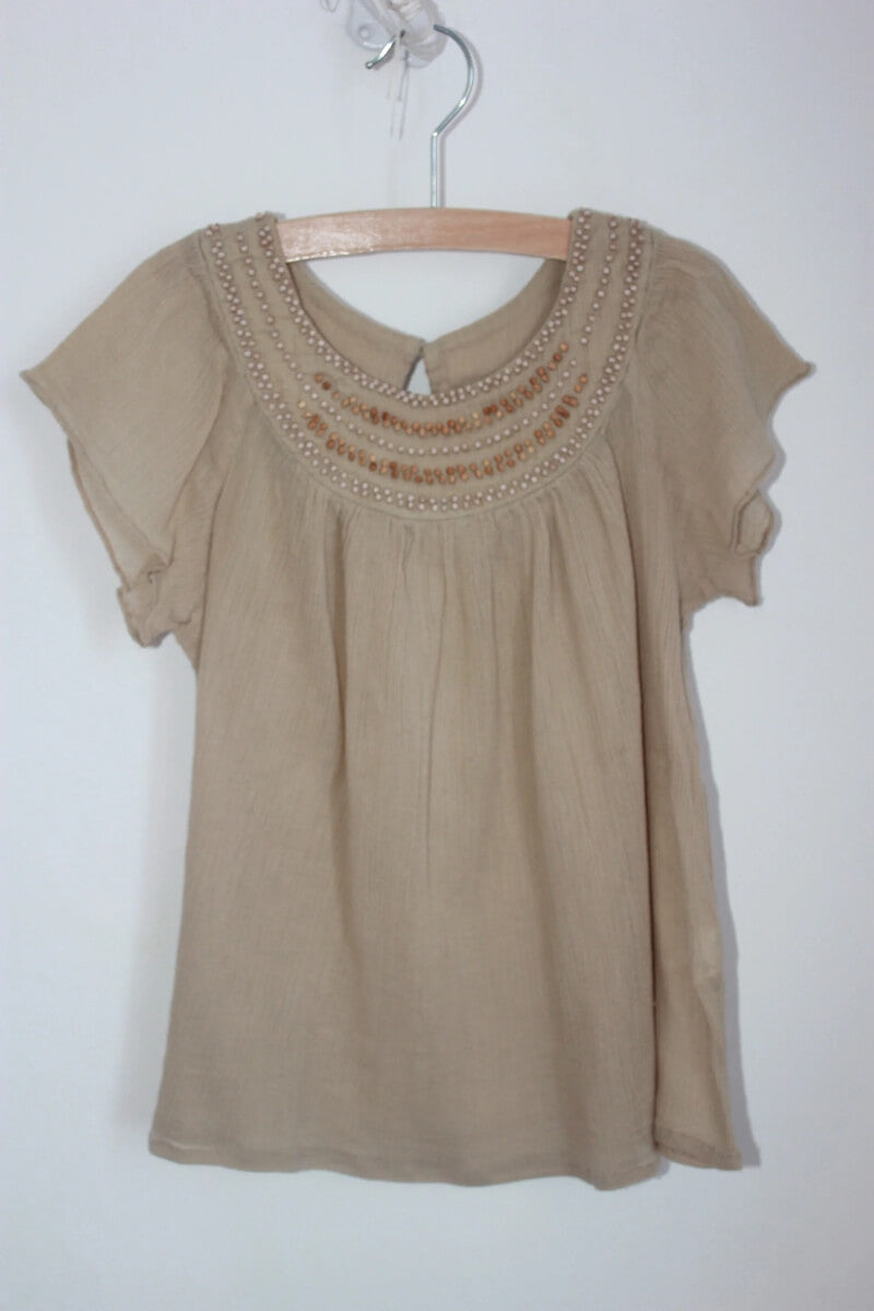 tweedehands katoenen zomerse beige blouse met korte mouwen en kraaltjes van bonpoint in maat 122-128