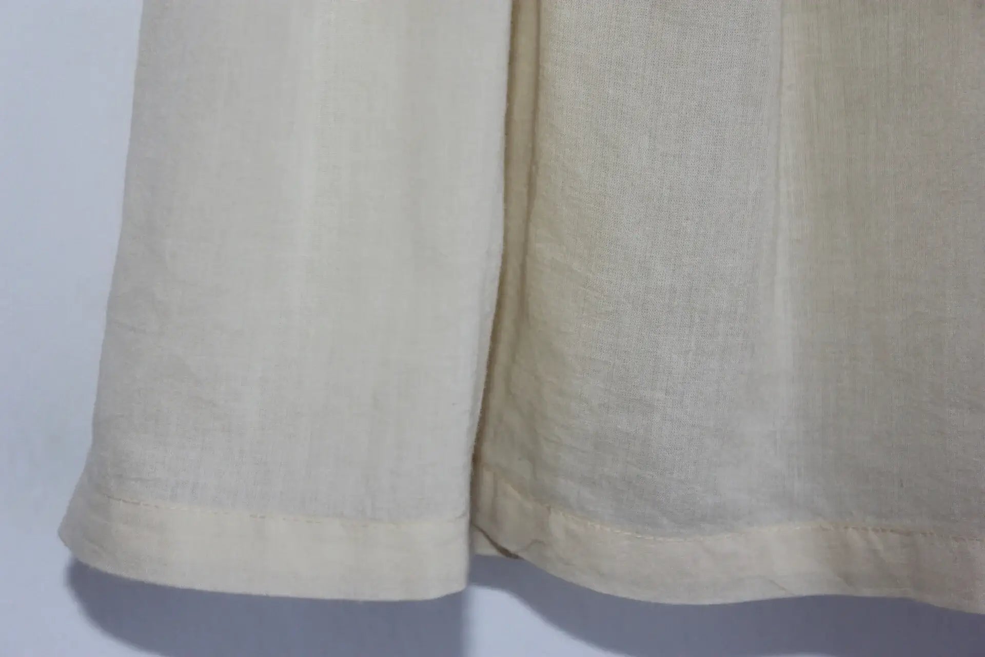 tweedehands katoenen zomerse cremegele, of lichtbeige, jurk met schouderbandjes van bonton in maat 68