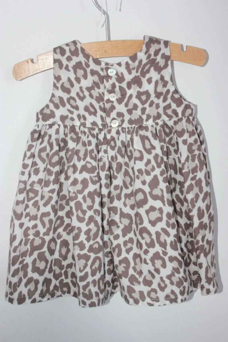 tweedehands katoenen mouwloze jurk in luipaardprint van bonton in maat 68