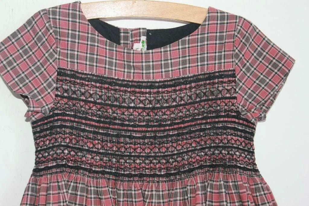 tweedehands katoenen gesmokte en geruite jurk in koraalroze, grijs en creme met korte mouwen van bonpoint, maat 110-116