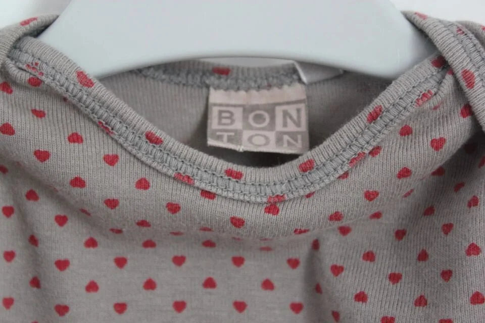 tweedehands katoenen taupe romper met rode hartjes en korte mouwen van bonton in maat 62 voor een baby meisje