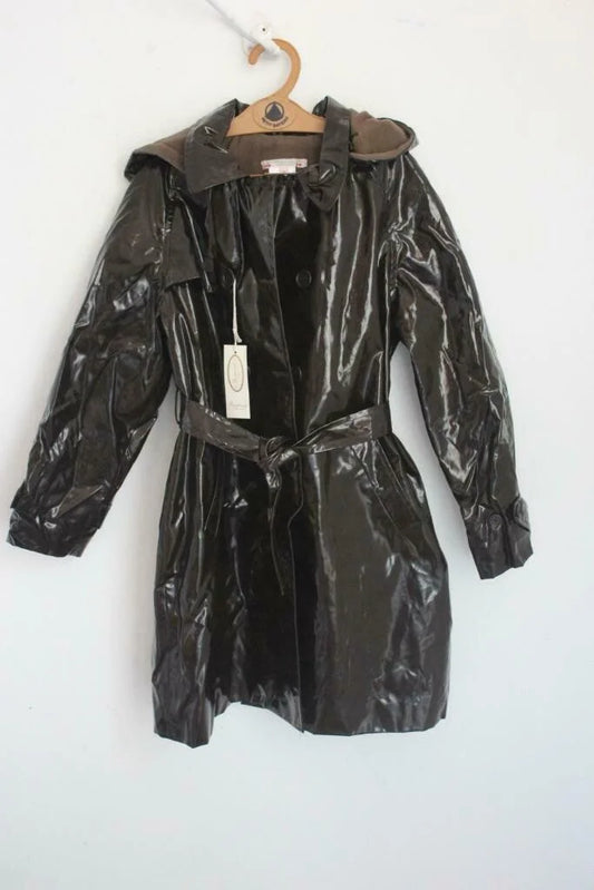 preloved chocoladebruine regenjas met capuchon van bonpoint in maat 122-128 voor een meisje