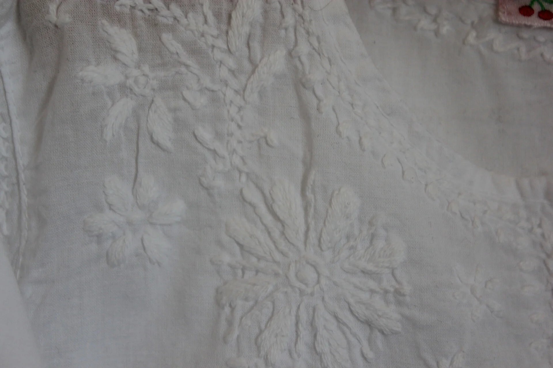tweedehands witte zomerse blouse met driekwart mouwen van bonpoint, maat 104 voor een meisje