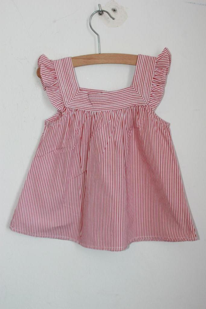 tweedehands katoenen zomerse rood met wit gestreepte mouwloze blouse met volants van jacadi in maat 98 voor een meisje