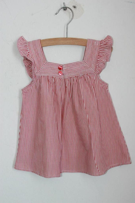 tweedehands katoenen zomerse rood met wit gestreepte mouwloze blouse met volants van jacadi in maat 98 voor een meisje
