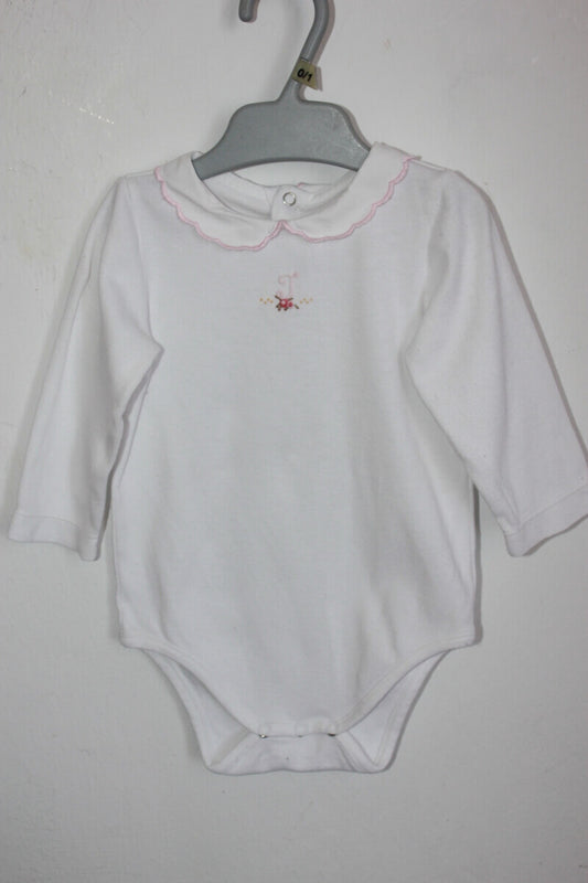 tweedehands katoenen witte romper met roze details, lange mouwen en een kraagje van jacadi in maat 68